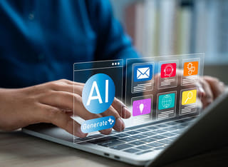 Investisseur novice en crypto explorant les notions de base du trading automatisé par IA