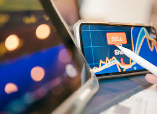 Négociateur multi-marchés examinant les options Bitcoin, Ethereum et devises